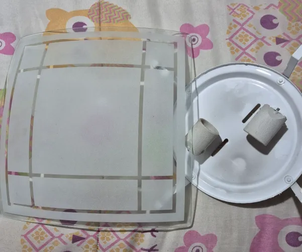 Vende-se Plafon quadrado 2 lâmpadas
