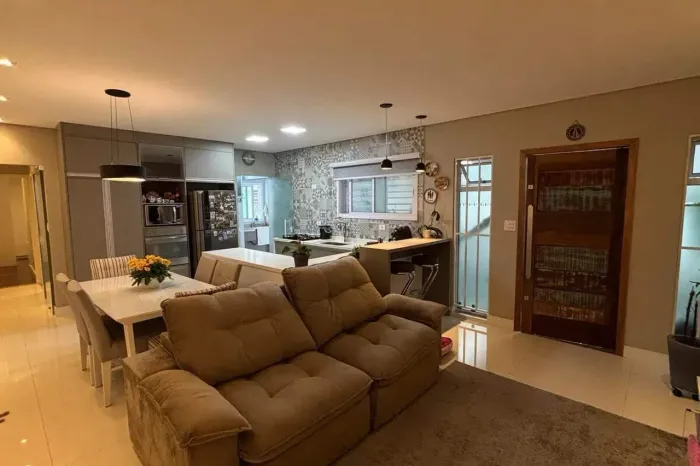 Casa à venda em Vila Assunção (Santo André) 2 suítes, 3 vagas, quintal com churrasqueira