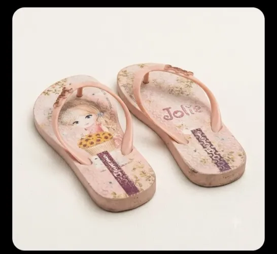 Vende-se chinelo infantil tamanho 23/24 por $10reais pagamento á vista no dinheiro ou pix