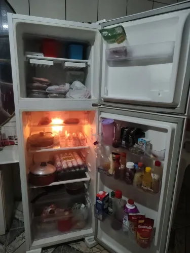 Geladeira em boas condições, funcionando perfeitamente