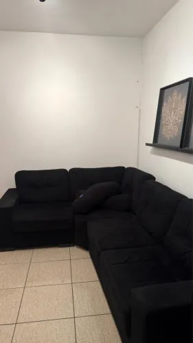 Vendo sofá 5 lugares , mesa 4 de vidro com 4 cadeiras e tapete