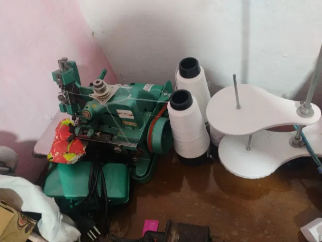 Máquina overloque semi nova usada somente um vez.