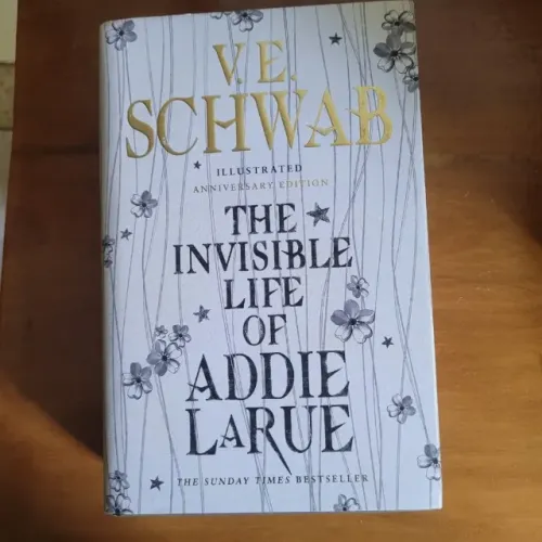 Autografado The Invisible Life of Addie LaRue - Illustrated edition V.E. Schwab importado