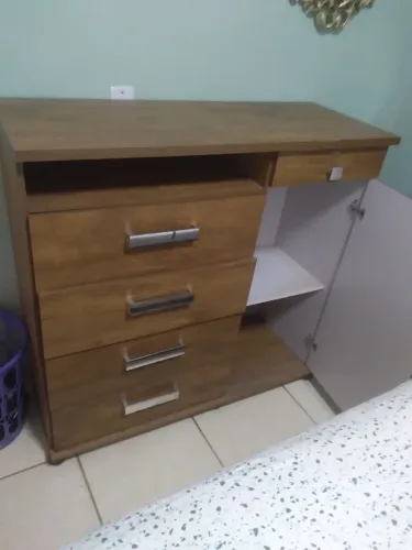 Vende se uma cômoda amadeirado