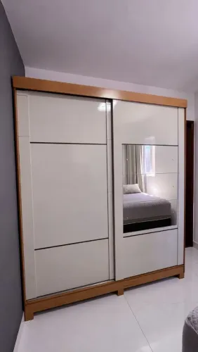 GUARDA-ROUPA CASAL COM ESPELHO