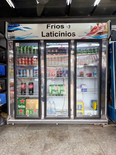Frizer espositor 3 portas muito novo uso comercial.