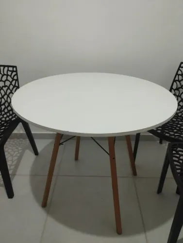 Mesa e cadeiras