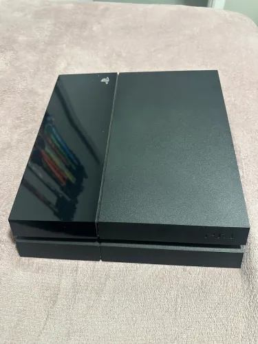PS4 Fat 500GB + 3 controles ? 1 original Sony + 2 paralelos