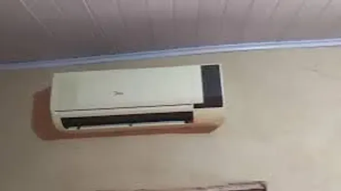 Ar condicionado Midea antigo instalado