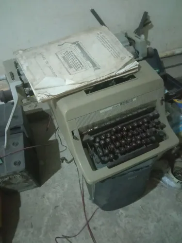 Olivetti Linea 88.  Máquina de Escrever Antiga.