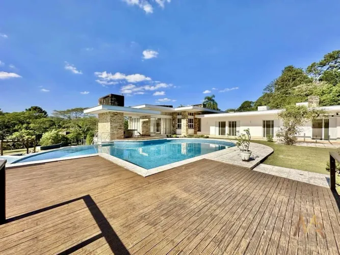 Casa com ampla área verde, infraestrutura completa e vista privilegiada para a natureza