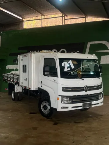 Caminhão cabine suplementar 8 passageiros e carroceria