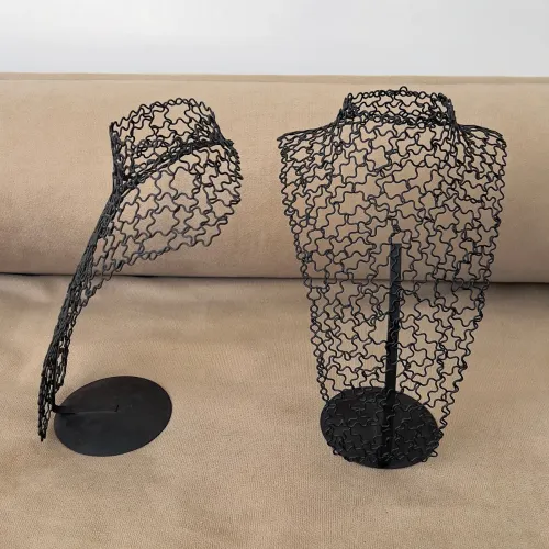 Expositor para joias e bijuteria com design moderno e abstrato