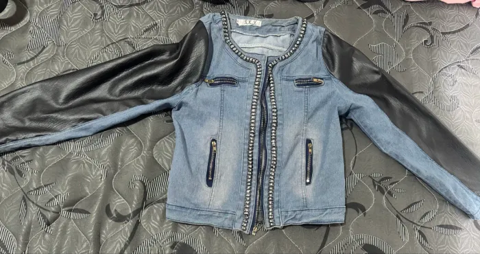 Jaqueta jeans manga couro