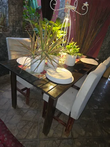 MESA COM 4 CADEIRAS