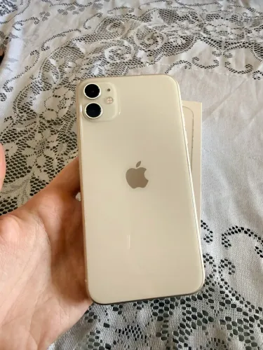 iPhone 11 128gb branco (já com película na tela)
