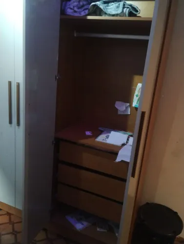 Quarto de solteiro completo com cama auxiliar e cômoda  