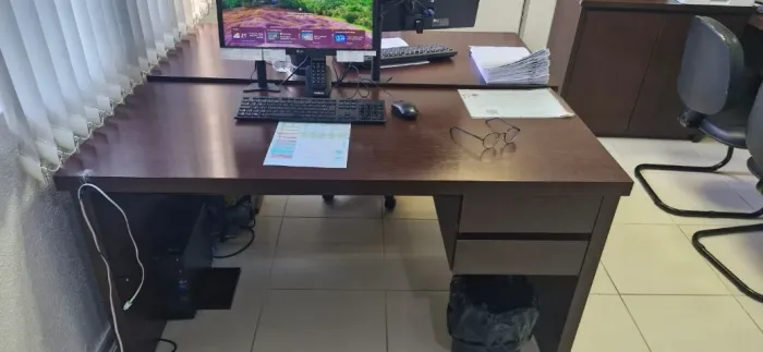 Mesa de Escritório - Espaçosa e Funcional