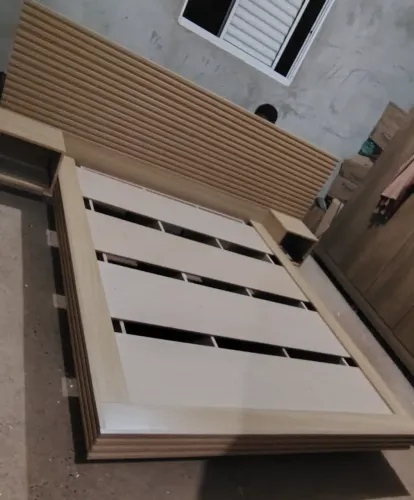 Cama Queen linda estou vendendo pois não cabe no apartamento