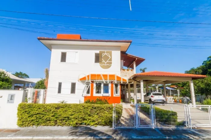 Casa em Condomínio à Venda com 4 Dormitórios, Piscina e Vista Parcial para o Mar no Sambaq