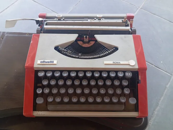 Máquina de escrever portátil Olivetti
