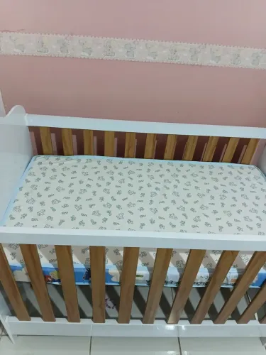 Berço para bebê e mini cama.