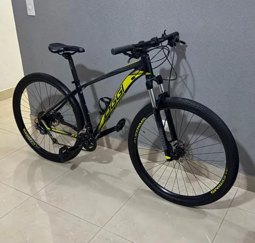 Bicicleta Oggi 7.1 Shimano DEORE com suspensão Rockshox