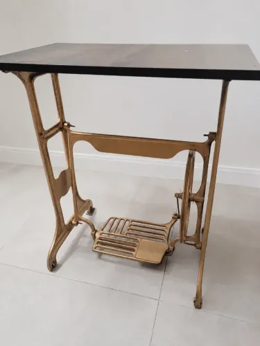 Base para máquina de costura antiga.