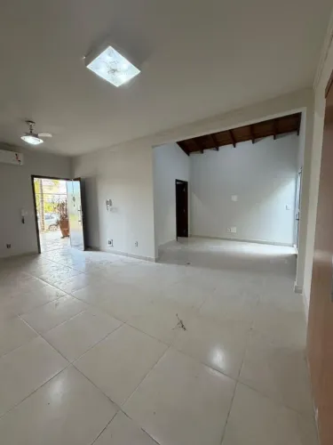 Aluga-se casa de 2/4 sendo uma suíte no Cond. Bosque dos Ipês em Cuiabá MT
