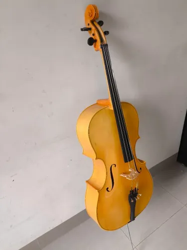 Violoncelo Artesanal Lícios. Feito a Mão com Mais de 10 anos Som Maravilhoso, Cor Amarela.