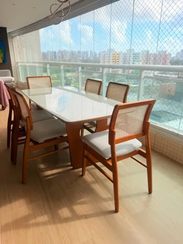 Vendo mesa e 6 cadeiras