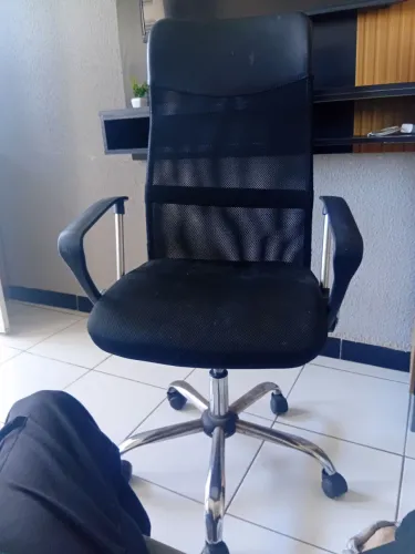 Cadeira nova, apenas um pouco de desgaste atrás por conta dos meus gatos