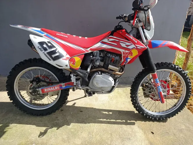 Vende-se CRF 230 ano 2018 moto cheia de acessórios  *
