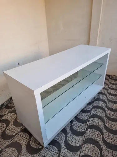 Balcão com prateleiras de vidro em ótimo estdo