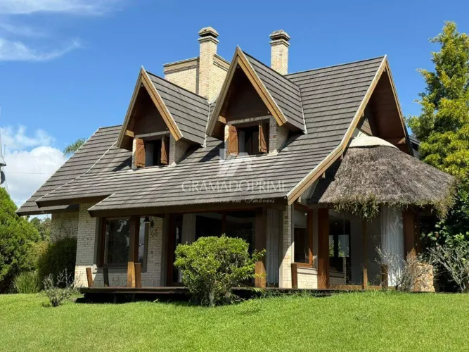 LINDA RESIDÊNCIA NO COND. SAINT MORITZ GRAMADO