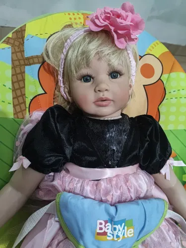 Bebê reborn e boneca grande