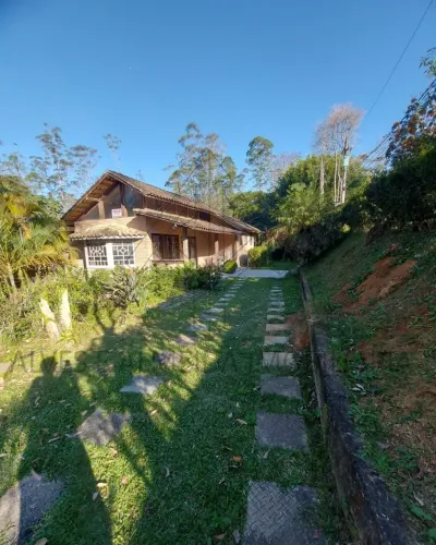 Casa à Venda em Embu-Guaçu 4 Dormitórios, Piscina e Amplo Terreno