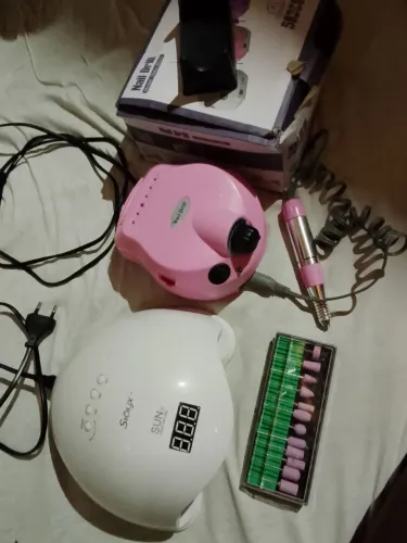 Vendo kit de unha em gel.