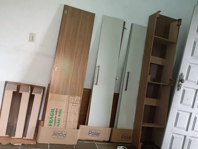 Vende-se guarda roupa 2 messes de uso motivo mudança  