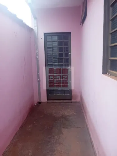 Casa à venda em Araraquara-SP, Parque São Paulo (Vila Xavier): 2 quartos, 1 banheiro, 1 va