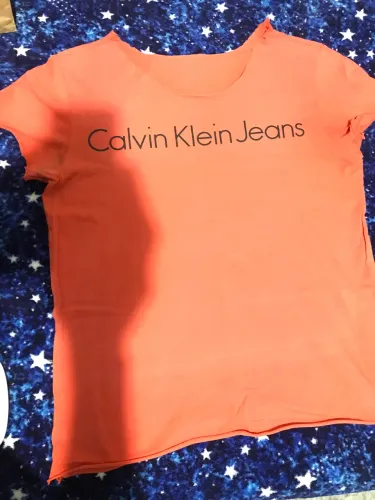 Camiseta Modelo Calvin Klein