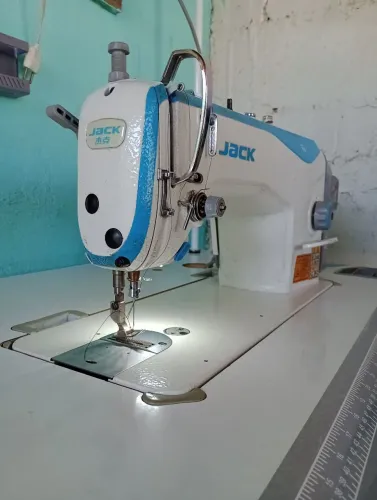 vendo máquina reta semi nova 2400.