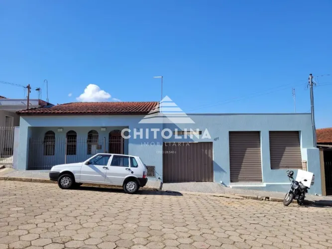 Casa comercial em ótima localização!! - Com 3 dormitórios sendo uma suíte, sala, cozinha,