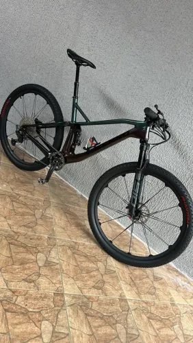 Bicicleta mtb aro 29 tamanho 21 full.