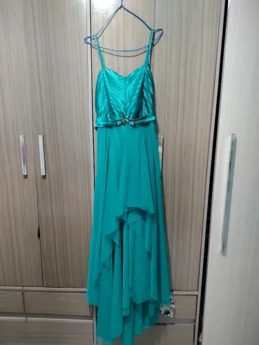 Vestido Longo de Festa Verde Água Assimétrico (Mullet) com Pedraria e Alças com Brilho
