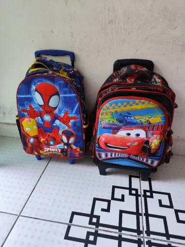 MOCHILA ESCOLAR DE RODINHA HOMEM ARANHA E CARROS