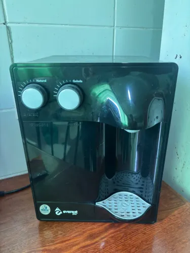 Purificador de água refrigerado por compressor Everest 110 V preto 