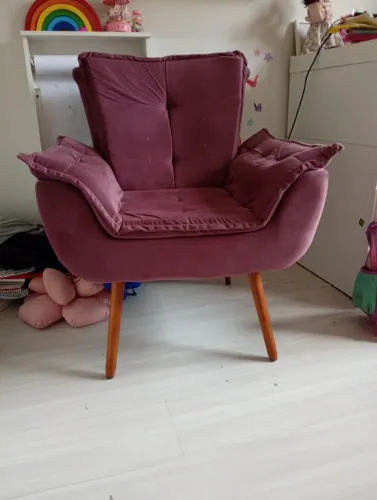 Poltrona em tecido aveludado Bordô 