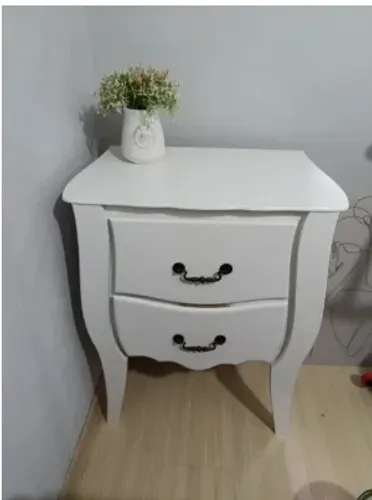 Uma mesa estilo vintage e uma mesa redonda de canto