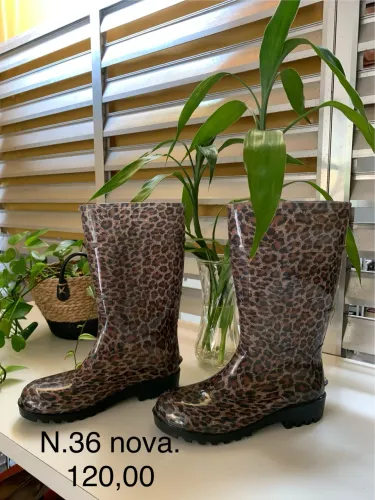Vendo bota nova